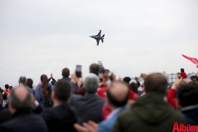 Antalya’nın fethinin 811’nci yılı muhteşem etkinliklerle kutlanıyor. Dışişleri Bakanı Mevlüt Çavuşoğlu ve Diriliş Oyuncularının da katıldığı Fetih yürüyüşü ile başlayan kutlamalarda mehteran, oratoryo, okçuluk, kılıç- kalkan ve davul gösterileriyle fetih coşkusu yaşandı.