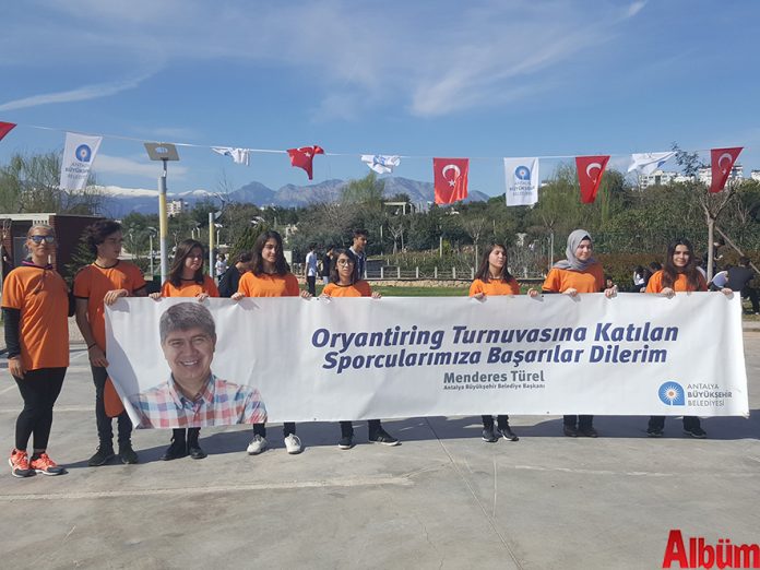 Büyükşehir Belediyesi’nin ‘Okullar Ligi’ projesi kapsamında oryantiring heyecanı başladı. 3 etaptan oluşacak olan oryantiring heyecanında 22 okuldan 450 sporcu ter dökecek. Büyükşehir Belediyesi’nin ‘Okullar Ligi’ projesi kapsamında oryantiring heyecanı başladı. 3 etaptan oluşacak olan oryantiring heyecanında 22 okuldan 450 sporcu ter dökecek.