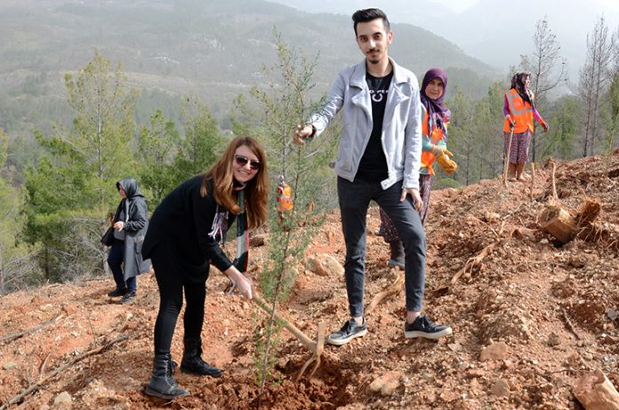 Alanya Kent Konseyi tarafından geçen yıl Sapadere Mahallesi’nde çıkan orman yangını sonrasında zarar gören alanda ağaç dikim etkinliği gerçekleştirildi. Alanya Kent Konseyi tarafından geçen yıl Sapadere Mahallesi’nde çıkan orman yangını sonrasında zarar gören alanda ağaç dikim etkinliği gerçekleştirildi.