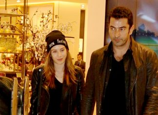 Sarıyer’de lüks bir mekana yemek yemeye giden Kenan İmirzalıoğlu ve eşi Sinem Kobal, rezervasyon yaptırmadıkları gerekçesiyle kapıdan geri çevrildiler.