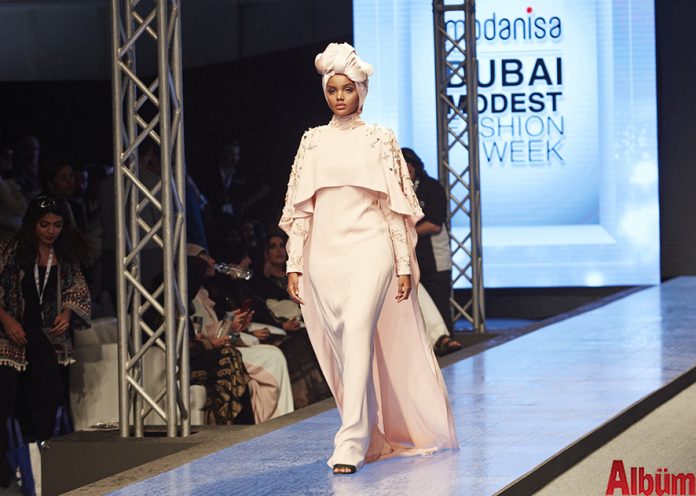 Kenya’daki Birleşmiş Milletler mülteci kampından moda dünyasının en ünlü top modellerinden biri olma hikâyesiyle ilgi çeken dünyanın ilk tesettürlü top modeli Halima Aden Modanisa için Türkiye’ye geliyor. Kenya’daki Birleşmiş Milletler mülteci kampından moda dünyasının en ünlü top modellerinden biri olma hikâyesiyle ilgi çeken dünyanın ilk tesettürlü top modeli Halima Aden Modanisa için Türkiye’ye geliyor.
