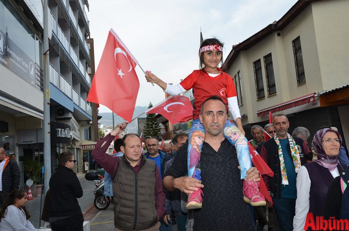 Türk Eğitim Sen Alanya'da 18 Mart Çanakkale Zaferi'nin 103. yıl dönümü anısına 'Şehitlere Saygı' yürüyüşü düzenledi Türk Eğitim Sen Alanya'da 18 Mart Çanakkale Zaferi'nin 103. yıl dönümü anısına 'Şehitlere Saygı' yürüyüşü düzenledi