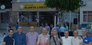 Alanya Lisesi’nin eski mezunlarının buluştuğu organizasyonda yıllar sonra sıra arkadaşları bir araya gelerek anılarını tazeledi.