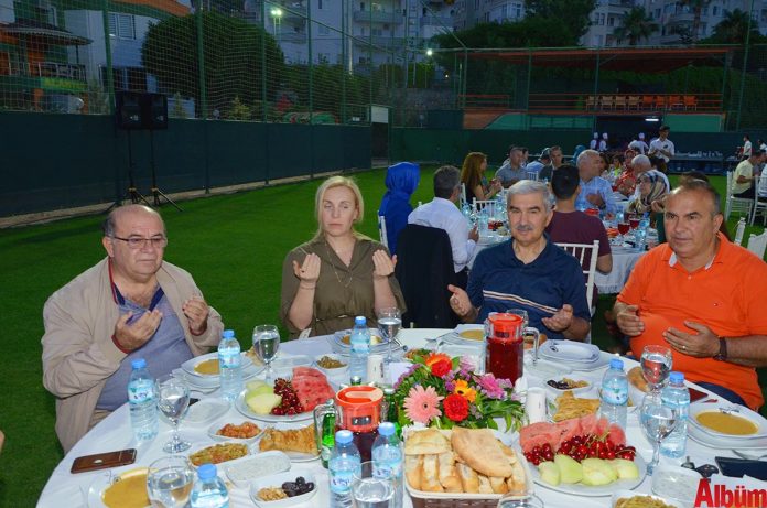 Aytemiz Alanyaspor Kulübü tarafından iftar programı gerçekleştirildi. Aytemiz Alanyaspor Kulübü tarafından iftar programı gerçekleştirildi.