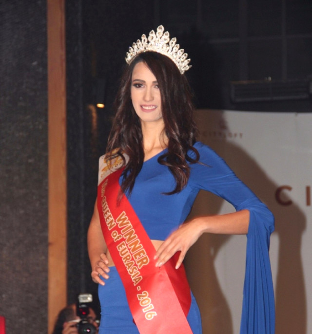 guzellik-kralicesi-sibel-demiralp-is-adamlarina-10930616_2721_m