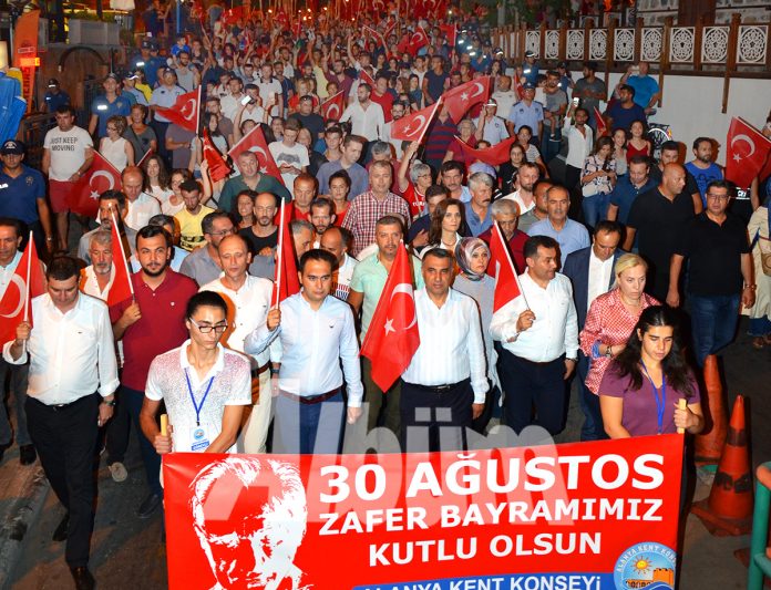 Fener alayına binler katıldı Fener alayına binler katıldı