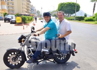 Motosiklet keyfi yaptılar Egzotic Tour Sahibi Cengiz Topçu ile Türkiye Seyahat Acentaları Birliği (TÜRSAB) Alanya Bölgesel Yürütme Kurulu (BYK) eski Başkanlığı yapmış olan Suat Çavuşoğlu objektiflerimize yakalandı.