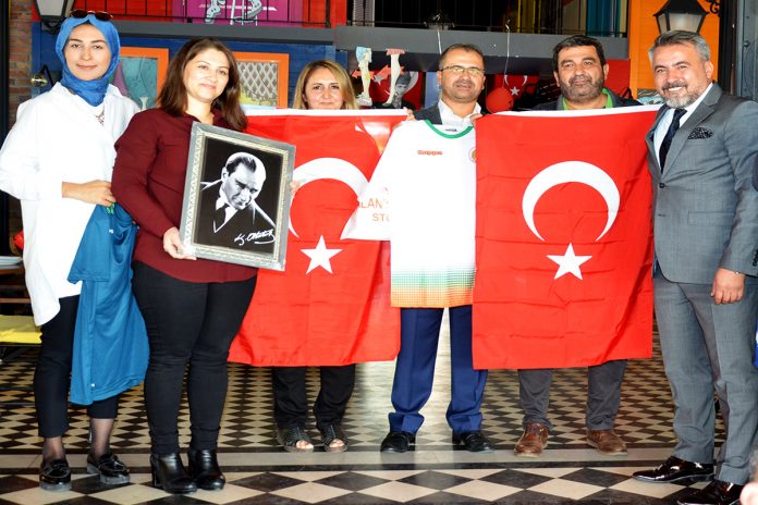 ALSMO-Perihan-Sevimler,-Hatice-Dinç,-Memnune-Ersoy-Türkyılmaz,-Ahmet-Tunç,-Sedat-Vural,-Kerim-Gökçeoğlu,-Ali-Serdar-Kırkbınar Muhasebeciler Cumhuriyet'i kutladı
