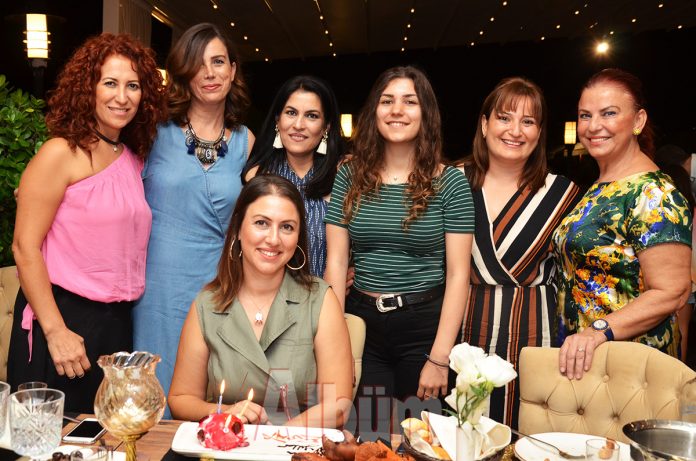 Vogue-Restoran-Esma-Özkan,-Serpil-Kandemir,-Esra-Göğün,-Suna-Tellioğlu,-Damla-Kandemir,-Deniz-Kolcuoğlu,-Zübeyde-Yakar Sürpriz kutlama Vogue'da yapıldı