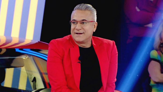 Bir aydır yoğun bakımda yatan Mehmet Ali Erbil'in doktor olan kız kardeşi, Erbil'in akciğer ve böbrek fonksiyonlarındaki yavaşlık yüzünden kısır döngüye girdiklerini söyledi. Bir aydır yoğun bakımda yatan Mehmet Ali Erbil'in doktor olan kız kardeşi, Erbil'in akciğer ve böbrek fonksiyonlarındaki yavaşlık yüzünden kısır döngüye girdiklerini söyledi.