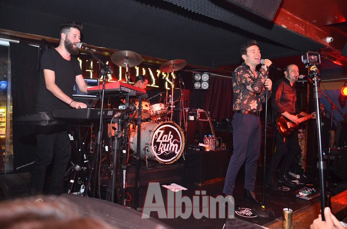 Sevilen Rock müzik gruplarından Zakkum, Harry's Pub'da hayranlarına unutulmaz bir konser sundu. Sevilen Rock müzik gruplarından Zakkum, Harry's Pub'da hayranlarına unutulmaz bir konser sundu.