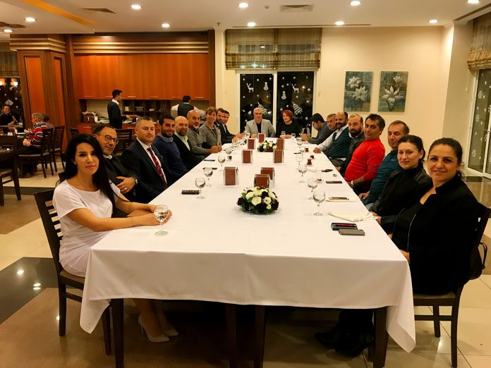 Alanya kayakla temsil edilecek Alanya Akdağ Kayak İhtisas ve Spor Kulübü istişare toplantısını, Kulüp üyesi Burhan Sili’nin nazik ev sahipliğinde Konaklı’daki Titan Select Otel'de gerçekleştirdi.