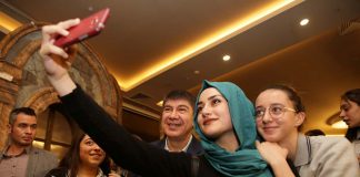 Lonicera hotel, tiyatro, Menderes Türel, Başkan Türel, Lonicera’da öğrencilerle tiyatro izledi