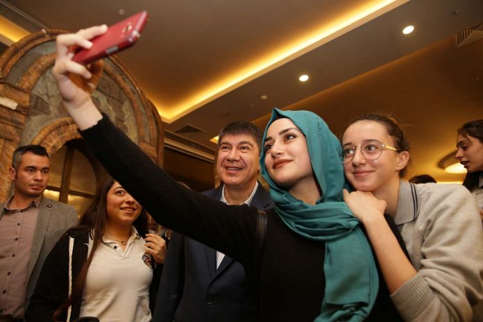 Başkan Türel, Lonicera’da öğrencilerle tiyatro izledi Lonicera hotel, tiyatro, Menderes Türel, Başkan Türel, Lonicera’da öğrencilerle tiyatro izledi
