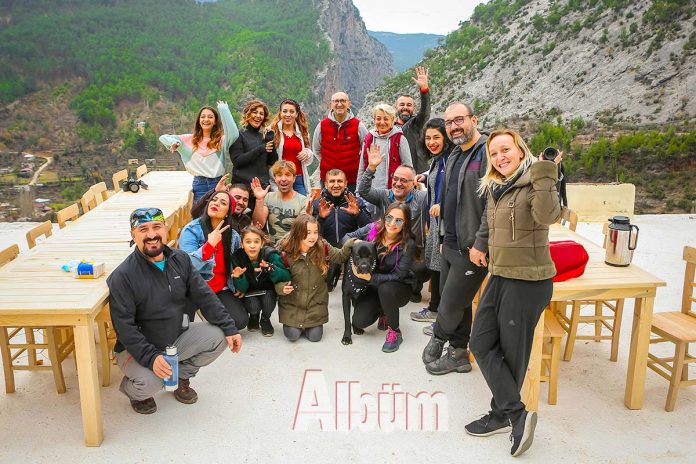 Aura Fitness ailesi Ala Çiftlik'teydi Aura Fitness üyeleri, Dim Çayı’nın doğduğu Alacami Köyü’nde bulunan Ala Çiftlik’i ziyaret ettiler