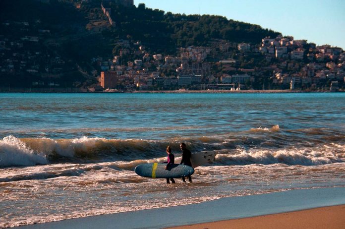Olimpik Sörf Milli Takım Seçmeleri ve Sörf Türkiye Şampiyonası 22 Aralık 2018-1 Ocak 2019 arasında Alanya’da yapılacak.