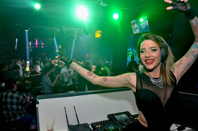 Berna-Öztürk-dj-kabini 5 yıl sonra yeniden Alanya'da
