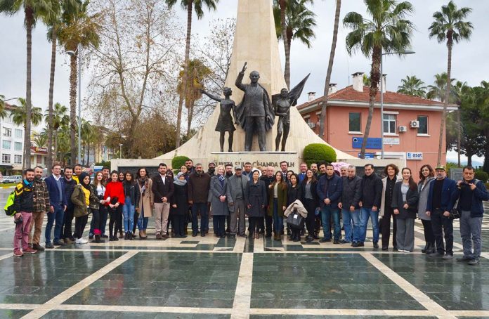 Gazeteciler-günü-toplu Tüm yurtta olduğu gibi Alanya’da da ’10 Ocak Çalışan Gazeteciler Günü’kutlandı. Alanya Gazeteciler Cemiyeti Başkanı Gaye Coşkun, gazeteciler adına Atatürk Anıtı'na çelenk bıraktı.