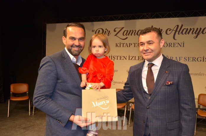 Hayri-Yenialp,-Adem-Murat-Yücel Bir Zamanlar Alanya fotoğraflarına kitapları verildi