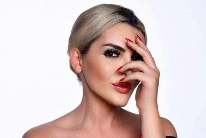 Geçtiğimiz günlerde futbolcu sevgilisi Gökhan Çıra'dan evlilik teklifi alan sosyal medya fenomeni ve DJ Selin Ciğerci'nin annesiyle olan fotoğrafı herkesi şaşırttı. Geçtiğimiz günlerde futbolcu sevgilisi Gökhan Çıra'dan evlilik teklifi alan sosyal medya fenomeni ve DJ Selin Ciğerci'nin annesiyle olan fotoğrafı herkesi şaşırttı.