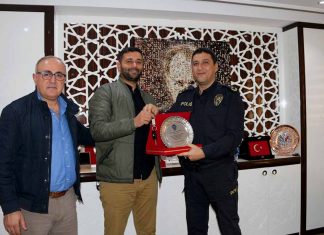 Alanya İlçe Emniyet Müdürü Alper Avcı, kurum bünyesinde kullanılmak üzere araç hibe eden Cleopatar Ink Tattoo sahibi İbrahim Karadere'ye teşekkür plaketi takdim etti.