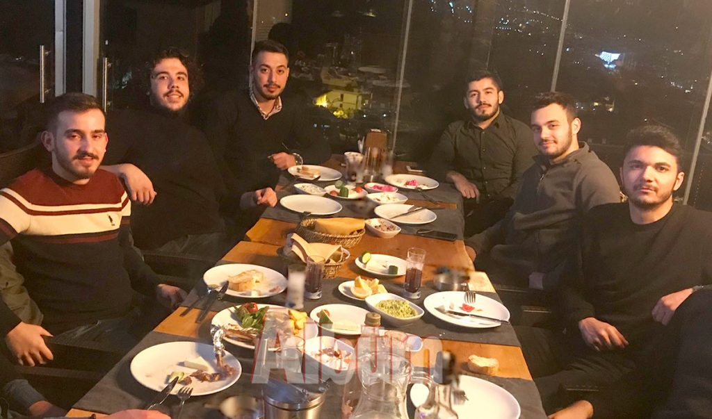 Avukat Berkay Soysaldı yeni yaşına Kurşunlu Seyir Terası Restoran'ın muhteşem manzarası eşliğinde gerçekleşen kutlama ile girdi. 