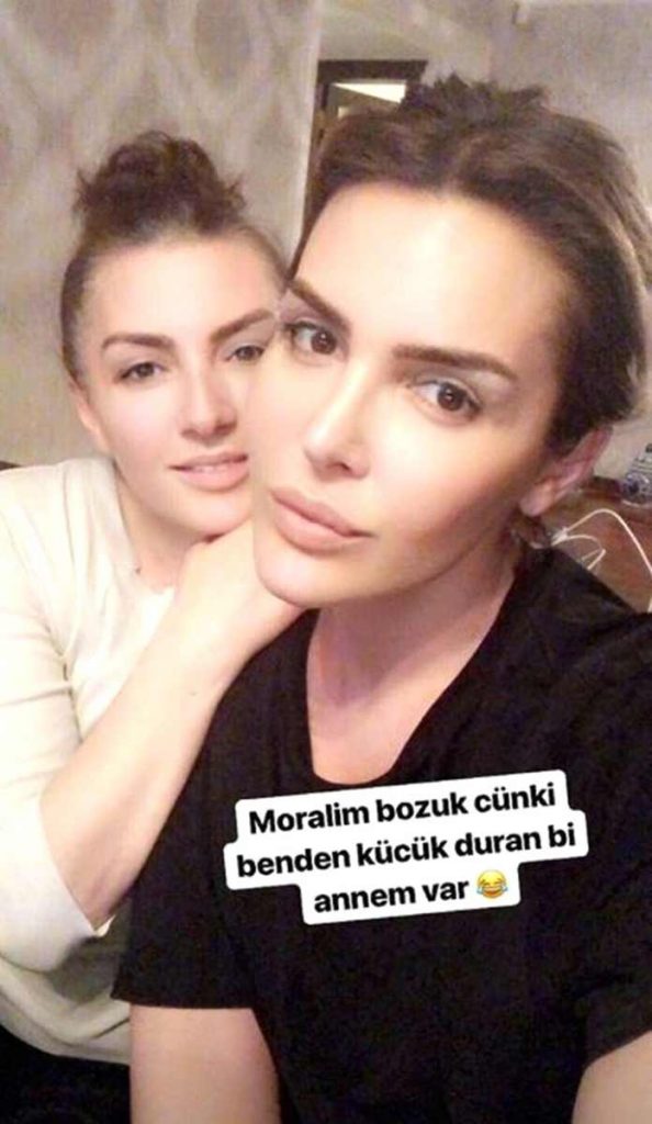 Geçtiğimiz günlerde futbolcu sevgilisi Gökhan Çıra'dan evlilik teklifi alan sosyal medya fenomeni ve DJ Selin Ciğerci'nin annesiyle olan fotoğrafı herkesi şaşırttı.