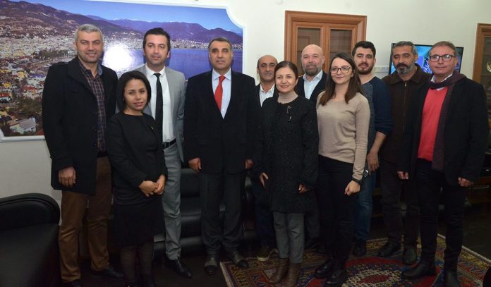 Alanya Gazeteciler Cemiyeti (AGC) Başkanı Gaye Coşkun ile yönetim kurulu üyeleri Alanya Kaymakamı Mustafa Harputlu'yu ziyaret etti.