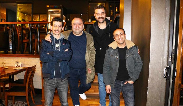 Erdem-Baş,-Hakan-Bulut,-Ersin-Korkut,-Eray-Yasin-Işık Sabiha Bıyıklı ve Gonca Kara ortaklığında hizmet vermeye başlayan İnizio Restoran, ünlü tiyatro oyuncuları Erdem Baş, Hakan Bulut, Ersin Korkut ve Eray Yasin Işık'ı ağırladı. Alanya Kültür Merkezi'nde sahnelenen 'İyi Kotü Çirkin' isimli tiyatro oyununda yer alan oyuncular, oyun sonrası Atatürk Caddesiüzerinde hizmet vermeye başlayan İnizio Restoran'da objektiflere katıldı. Sabiha Bıyıklı ve Gonca Kara ortaklığında hizmet vermeye başlayan İnizio Restoran'ı tercih eden oyuncular, Erdem Baş, Hakan Bulut, Ersin Korkut ve Eray Yasin Işık, Alanya'da olmaktan mutluluk duyduklarını ve en kısa zamanda tekrardan Alanya'da ki tiyatro severler ile buluşmak istediklerini dile getirdiler.
