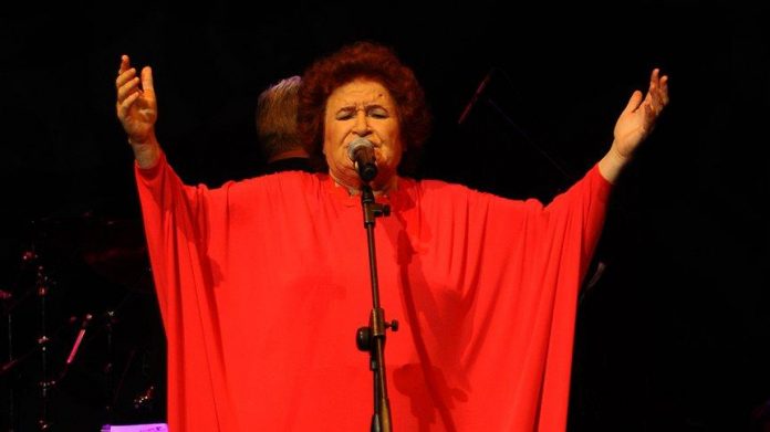 Selda Bağcan Sanatçı Selda Bağcan, arkadaşları ile yemek yedikleri mekan çıkışı görüntülendi. Bağcan, aynı sahnede şarkı söylediği Aleyna Tilki'yi
