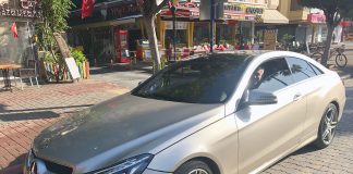 Birkaç ay önce yeni araba alan Alanya’nın ünlü kuaförü, aracını park ederken ALBÜM objektifine yakalandı.