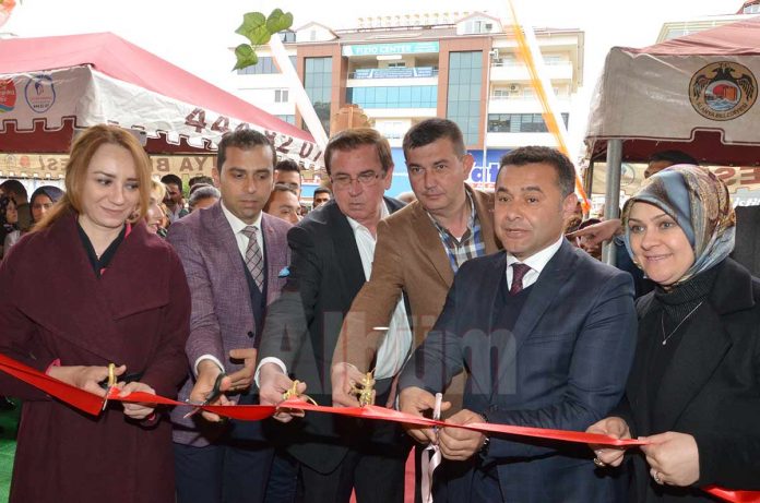 Mobilya, dekorasyon, perde ve aksesuar ürünlerinin satışa sunulduğu En & Bi Home'un açılışı gerçekleştirildi. Mobilya, dekorasyon, perde ve aksesuar ürünlerinin satışa sunulduğu En & Bi Home'un açılışı gerçekleştirildi.