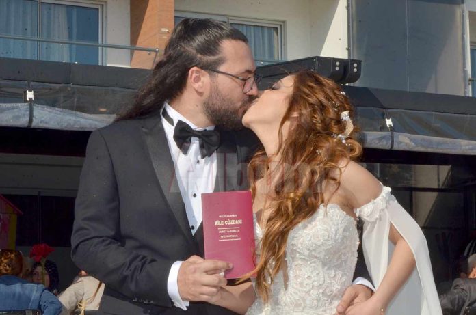 Doğu Akdeniz Üniversitesi İletişim Fakültesi'nde öğretim görevlisi olan Mert Yusuf Özlük ile Yakın Doğu Üniversitesi'nde çocuk doktoru olan Yardımcı Doçent Neşe Akcan beraberliklerini evlilikle taçlandırdı. Doğu Akdeniz Üniversitesi İletişim Fakültesi'nde öğretim görevlisi olan Mert Yusuf Özlük ile Yakın Doğu Üniversitesi'nde çocuk doktoru olan Yardımcı Doçent Neşe Akcan beraberliklerini evlilikle taçlandırdı.