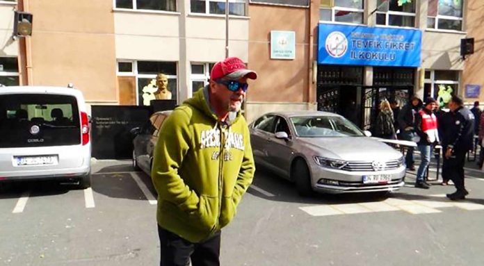 Ünlü sanatçı Beyazıt Öztürk, 31 Mart Mahalli İdareler Seçimleri için sandık başına giderken okulları şaşırdı. Adres değişikliği yaptığı için okulunun değiştiğini söyleyen Öztürk, hayranlarıyla fotoğraf çektirmeyi de ihmal etmedi. Ünlü sanatçı Beyazıt Öztürk, 31 Mart Mahalli İdareler Seçimleri için sandık başına giderken okulları şaşırdı. Adres değişikliği yaptığı için okulunun değiştiğini söyleyen Öztürk, hayranlarıyla fotoğraf çektirmeyi de ihmal etmedi.