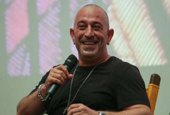 Ünlü komedyen Cem Yılmaz, 'Diamond Elite Platinum Plus' adını verdiği gösterisinden elde edilen 300 bin TL'yi Down Sendromu Derneği'ne bağışladı. Ünlü komedyen Cem Yılmaz, 'Diamond Elite Platinum Plus' adını verdiği gösterisinden elde edilen 300 bin TL'yi Down Sendromu Derneği'ne bağışladı.