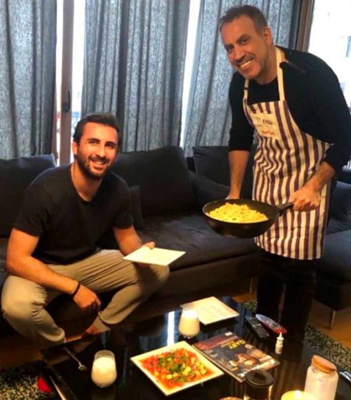Zor durumda olanlara yaptığı yardımlarla sık sık adından söz ettiren Haluk Levent, küçük bir kızın ihtiyacı olan tekerlekli sandalyeyi alan kişinin evine girerek hem yemek yaptı hem de konser verdi. Zor durumda olanlara yaptığı yardımlarla sık sık adından söz ettiren Haluk Levent, küçük bir kızın ihtiyacı olan tekerlekli sandalyeyi alan kişinin evine girerek hem yemek yaptı hem de konser verdi.
