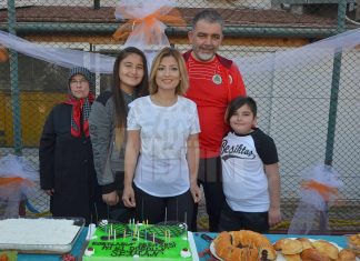 Alanya Belediyesi'nde tenis antrenörü, hakem ve oyuncu olan Seyhan Demir yeni yaşını öğrencileri, velileri ve sevenleri ile jandarma tenis kortunda kutladı.