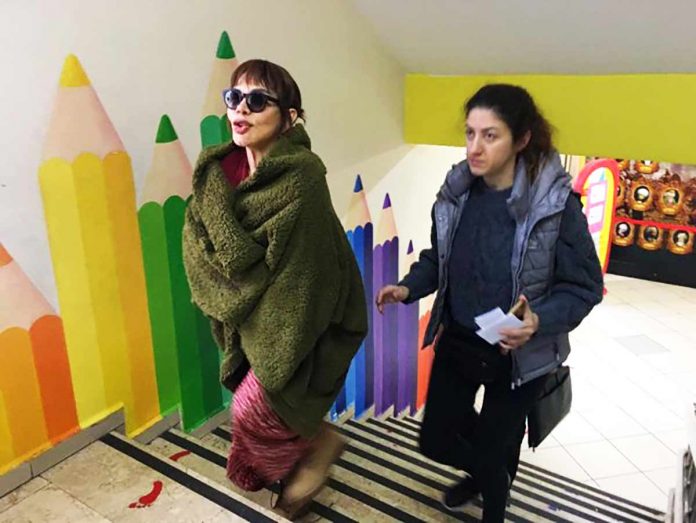 Sanatçı Sezen Aksu, Beykoz'da bulunan Sedat Simavi Ortaokulu'na erken gelince oyunu kullanamadı. Sanatçı Sezen Aksu, Beykoz'da bulunan Sedat Simavi Ortaokulu'na erken gelince oyunu kullanamadı.