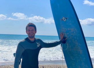 Alanya'da dalga sörfü yapan Yiğit Kirazcı, güneşin ve denizin tadını doyasıya çıkardı.