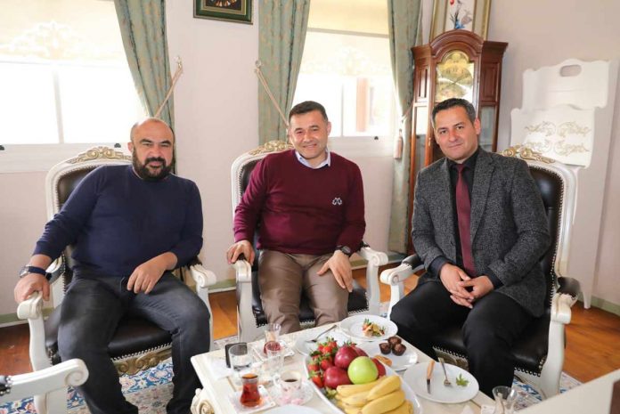 31 Mart Yerel Seçimleri'nde tekrar Alanya Belediye Başkanı seçilen Adem Murat Yücel tebrikleri kabul etmeye devam ediyor. 31 Mart Yerel Seçimleri'nde tekrar Alanya Belediye Başkanı seçilen Adem Murat Yücel tebrikleri kabul etmeye devam ediyor.