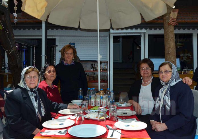Alanya Kadınları Yardımlaşma Derneği (AKYD) tarafından öğrencilere burs sağlamak amacıyla sucuk ekmek etkinliği düzenlendi. Alanya Kadınları Yardımlaşma Derneği (AKYD) tarafından öğrencilere burs sağlamak amacıyla sucuk ekmek etkinliği düzenlendi.