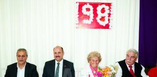 Alanya'da yaşayan Almanya vatandaşı Anni Paare 98. yaşını Alman Kilisesi'nde dostları ve sevenleriyle birlikte kutladı.