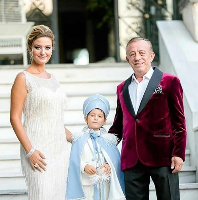 İş adamı Ali Ağaoğlu'nun 5 yaşındaki oğlunun annesi Petek Ertüre'nin, Notre Dame Katedrali yanarken orada olduğu ortaya çıktı. İş adamı Ali Ağaoğlu'nun 5 yaşındaki oğlunun annesi Petek Ertüre'nin, Notre Dame Katedrali yanarken orada olduğu ortaya çıktı.