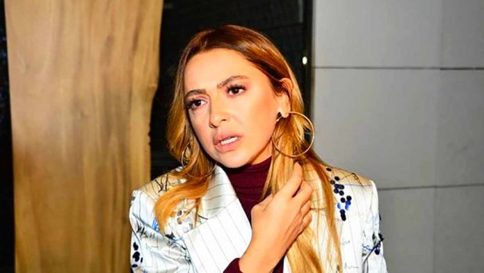 Şarkıcı Hadise, kendisine cinsel içerikli e-mailler atan ve gittiği yerlerde kendisini takip eden kişiden savcılığa giderek şikayetçi oldu.