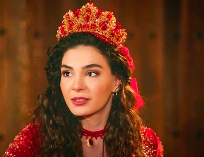 Hercai'nin başrol oyuncusu Ebru Şahin, Mardinli minikleri sevindirdi. Şahin ile rol arkadaşları, öğrencilerin teknoloji ve kırtasiye masraflarını giderip miniklere oyuncak da gönderdi. Hercai'nin başrol oyuncusu Ebru Şahin, Mardinli minikleri sevindirdi. Şahin ile rol arkadaşları, öğrencilerin teknoloji ve kırtasiye masraflarını giderip miniklere oyuncak da gönderdi.