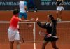 Sanatçı Hülya Avşar, püsküllü tenis kıyafetiyle turnuvaya damga vurdu.