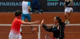 Sanatçı Hülya Avşar, püsküllü tenis kıyafetiyle turnuvaya damga vurdu.