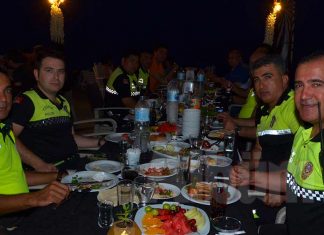 Alanya İlçe Emniyet Müdürlüğü Trafik Şube Amirliği'nde görevli olan polis memuru Talat Yılmaz meslektaşlarıyla birlik ve berabeliği sağlamak için iftar organize etti.