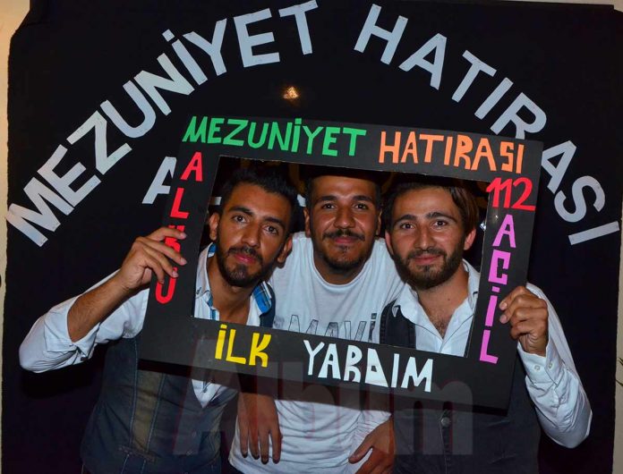 Alanya Alaaddin keykubat Üniversitesi (ALKÜ) 112 İlk Yardım Bölümü öğrencileri mezuniyetlerini No 40 Brunch & Cafe'de kutladı. Alanya Alaaddin keykubat Üniversitesi (ALKÜ) 112 İlk Yardım Bölümü öğrencileri mezuniyetlerini No 40 Brunch & Cafe'de kutladı.