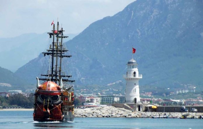 Alanya Turizm Tanıtma Vakfı yetkilileri Moskova Fuarı’nda temas kurduğu sürpriz yarışma programının yapımcılarını Alanya’da ağırladı. Milyonlarca kişiye ulaşan macera türü yarışma programının bir bölümü Alanya’da çekildi.